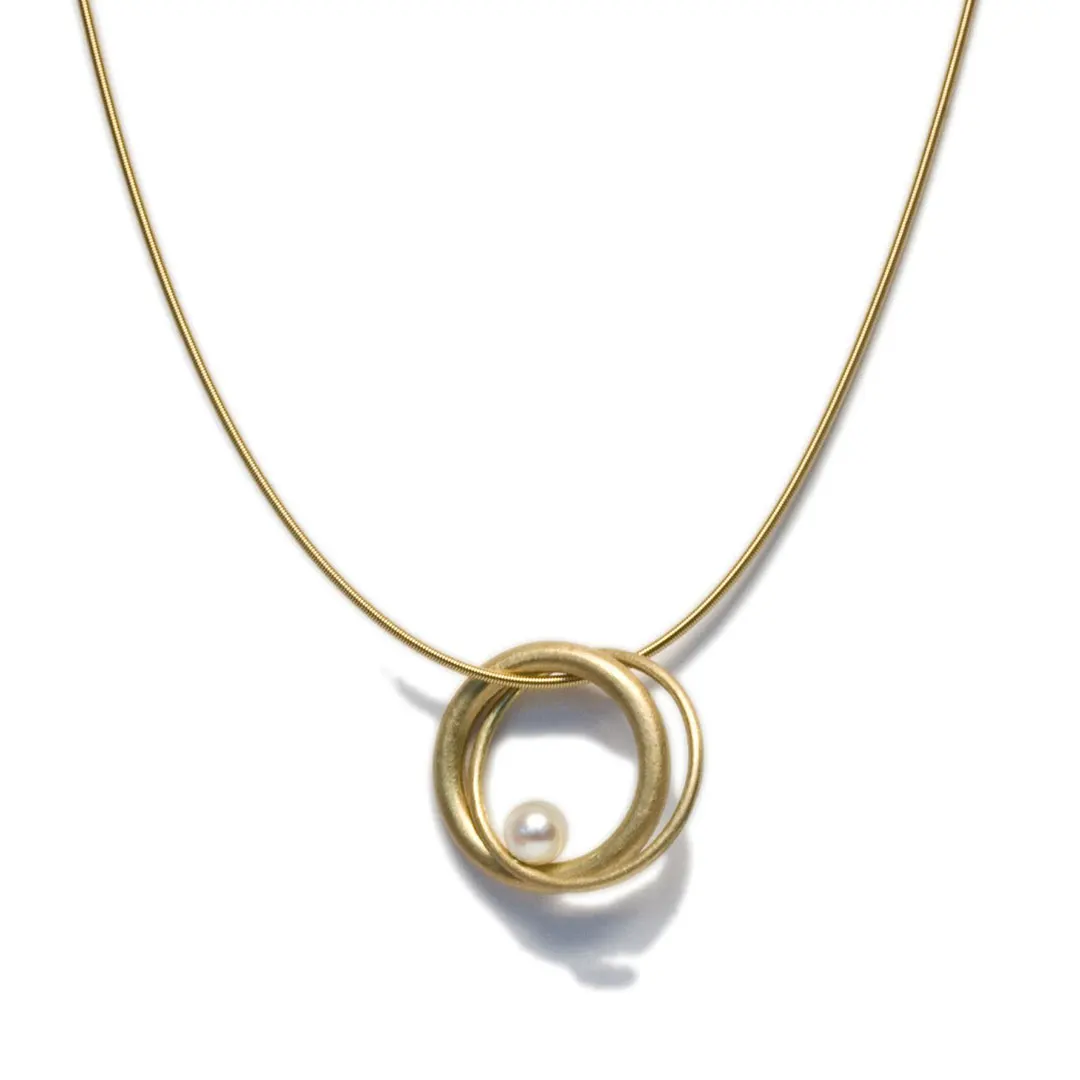 Perle und Gold –– Ring am Anhänger